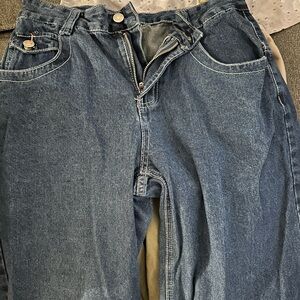 Size 28 baggy jeans.